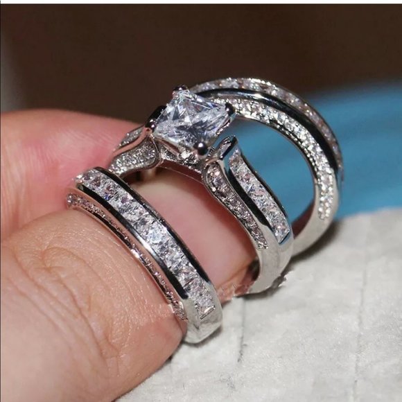 New 18k gold plated halo diamond engagement ring - Picture 3 of 6